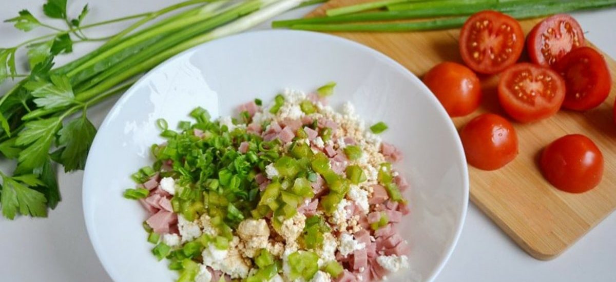 3. Combine cottage cheese, ham, soy sauce, diced peppers (you can use red or yellow), green onions. If the curd is dry, then put a spoonful of mayonnaise. Stir, the filling should not be wet.