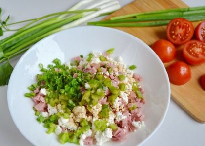 3. Combine cottage cheese, ham, soy sauce, diced peppers (you can use red or yellow), green onions. If the curd is dry, then put a spoonful of mayonnaise. Stir, the filling should not be wet.